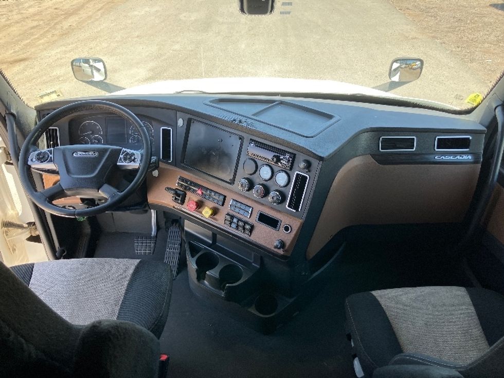 Sleeper Tractor-Heavy Duty Tractors-Freightliner-2020-T12664ST-Fontana-CA-940,000\n\t\tmiles-$ 31,000 - Image 12