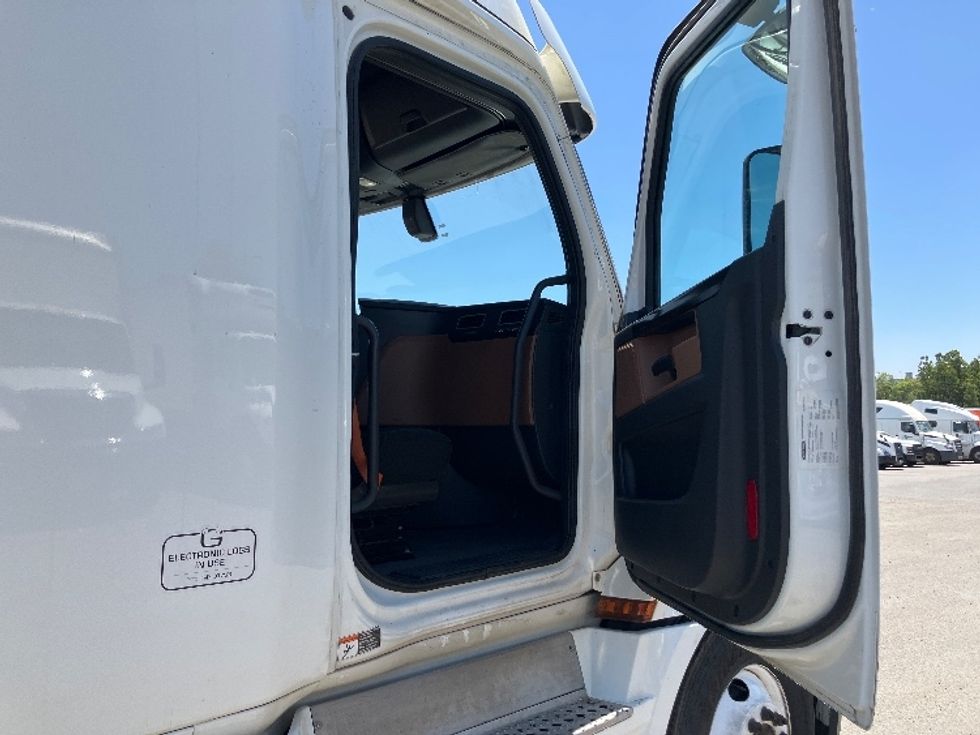 Sleeper Tractor-Heavy Duty Tractors-Freightliner-2020-T12664ST-Fontana-CA-940,000\n\t\tmiles-$ 31,000 - Image 13