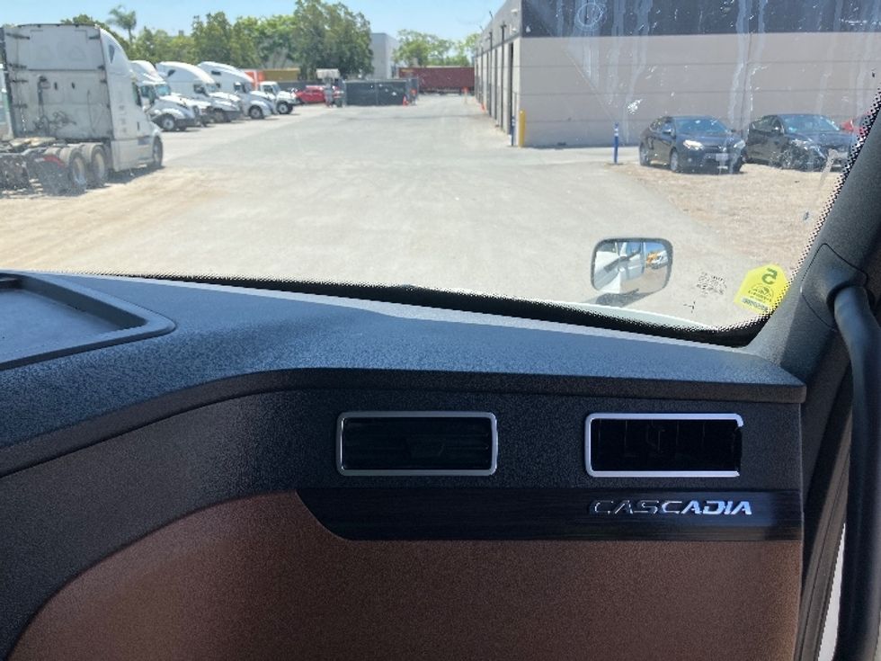 Sleeper Tractor-Heavy Duty Tractors-Freightliner-2020-T12664ST-Fontana-CA-940,000\n\t\tmiles-$ 31,000 - Image 14