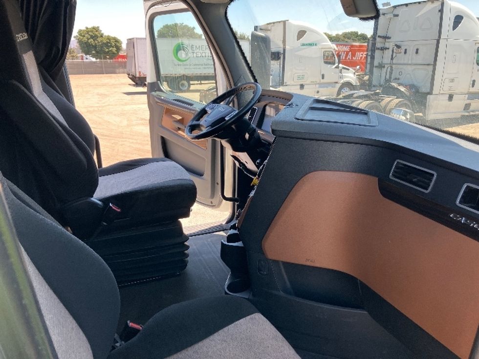 Sleeper Tractor-Heavy Duty Tractors-Freightliner-2020-T12664ST-Fontana-CA-940,000\n\t\tmiles-$ 31,000 - Image 15