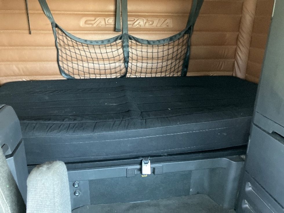 Sleeper Tractor-Heavy Duty Tractors-Freightliner-2020-T12664ST-Fontana-CA-940,000\n\t\tmiles-$ 31,000 - Image 16