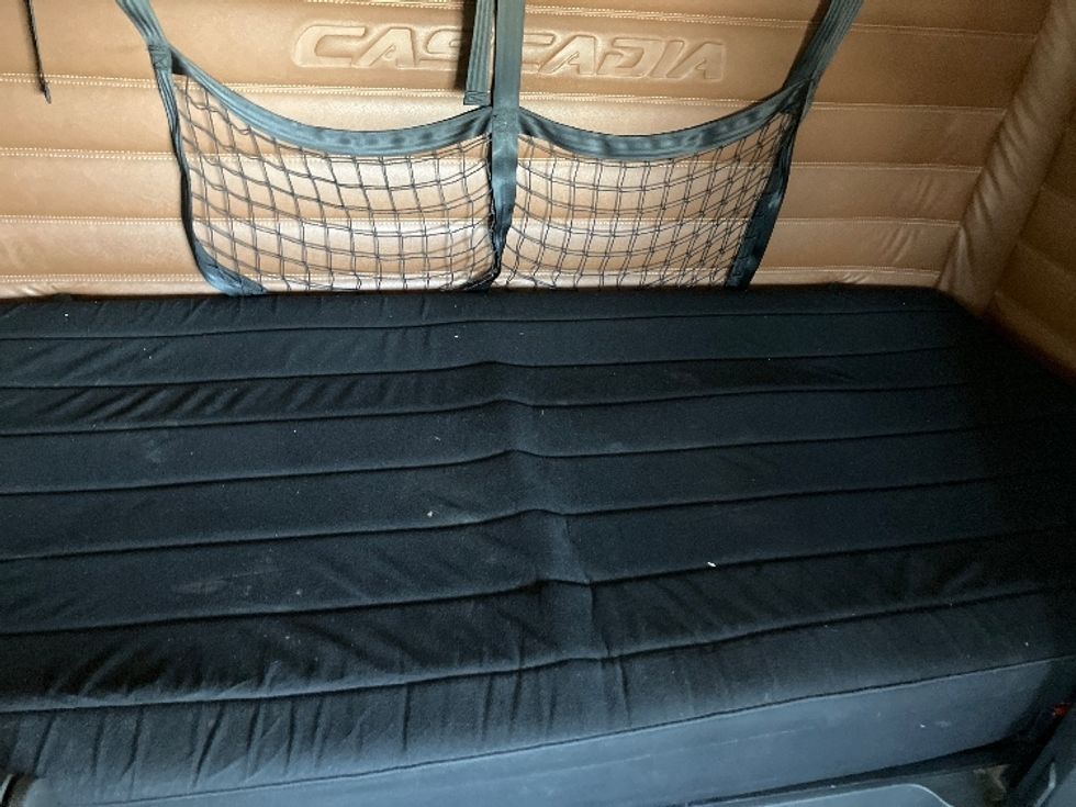 Sleeper Tractor-Heavy Duty Tractors-Freightliner-2020-T12664ST-Fontana-CA-940,000\n\t\tmiles-$ 31,000 - Image 17