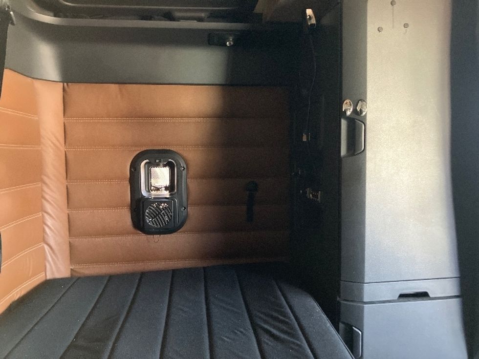 Sleeper Tractor-Heavy Duty Tractors-Freightliner-2020-T12664ST-Fontana-CA-940,000\n\t\tmiles-$ 31,000 - Image 18