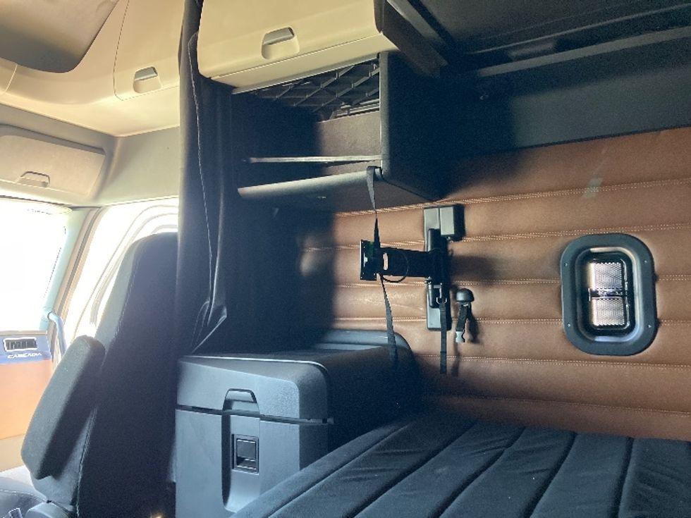 Sleeper Tractor-Heavy Duty Tractors-Freightliner-2020-T12664ST-Fontana-CA-940,000\n\t\tmiles-$ 31,000 - Image 19