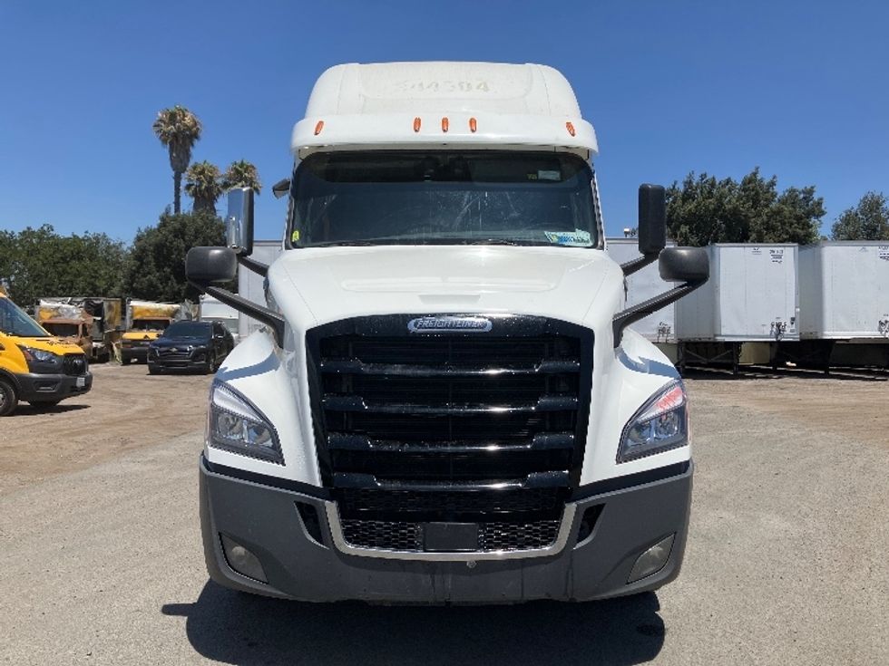 Sleeper Tractor-Heavy Duty Tractors-Freightliner-2020-T12664ST-Fontana-CA-940,000\n\t\tmiles-$ 31,000 - Image 2