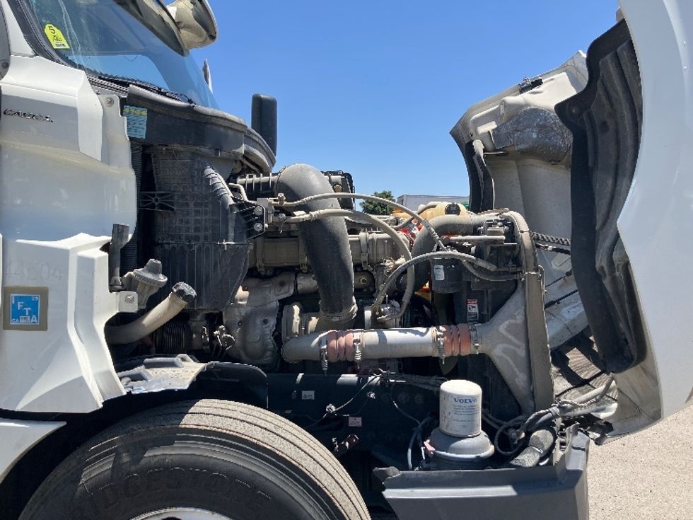 Sleeper Tractor-Heavy Duty Tractors-Freightliner-2020-T12664ST-Fontana-CA-940,000\n\t\tmiles-$ 31,000 - Image 20