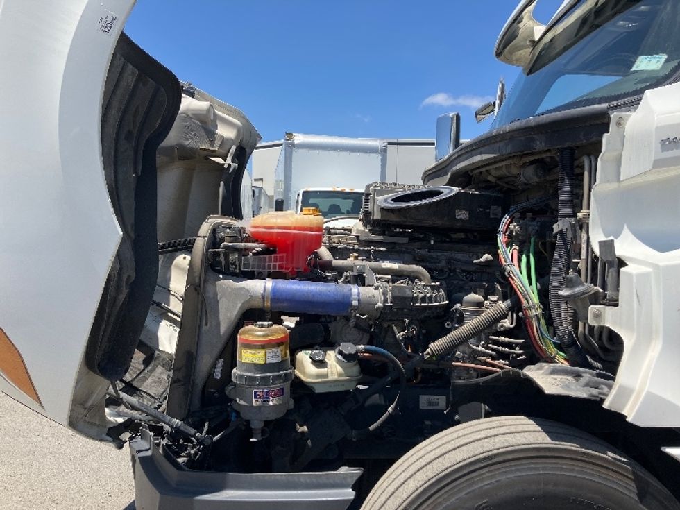 Sleeper Tractor-Heavy Duty Tractors-Freightliner-2020-T12664ST-Fontana-CA-940,000\n\t\tmiles-$ 31,000 - Image 21