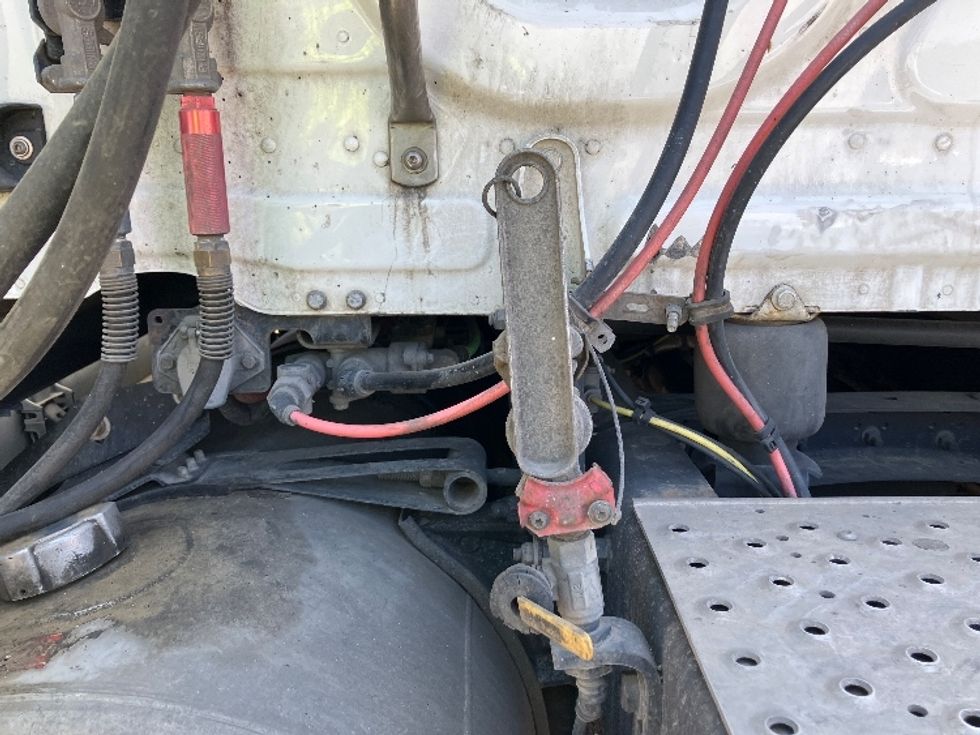 Sleeper Tractor-Heavy Duty Tractors-Freightliner-2020-T12664ST-Fontana-CA-940,000\n\t\tmiles-$ 31,000 - Image 22