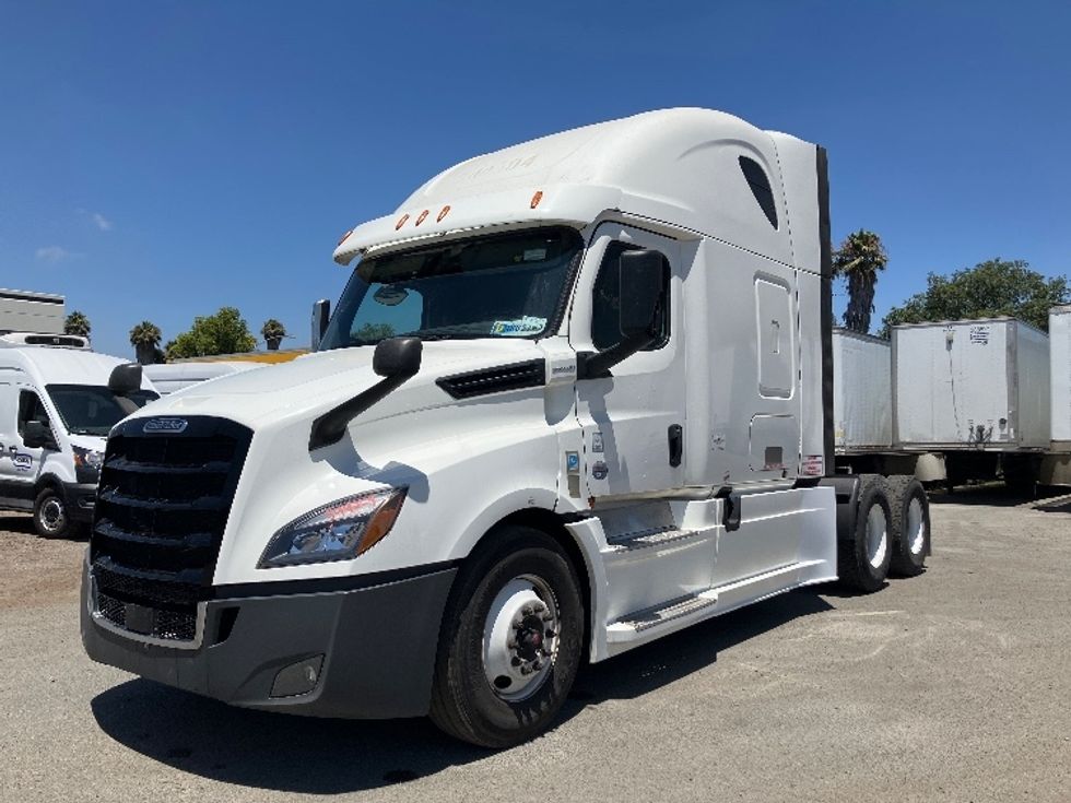 Sleeper Tractor-Heavy Duty Tractors-Freightliner-2020-T12664ST-Fontana-CA-940,000\n\t\tmiles-$ 31,000 - Image 3