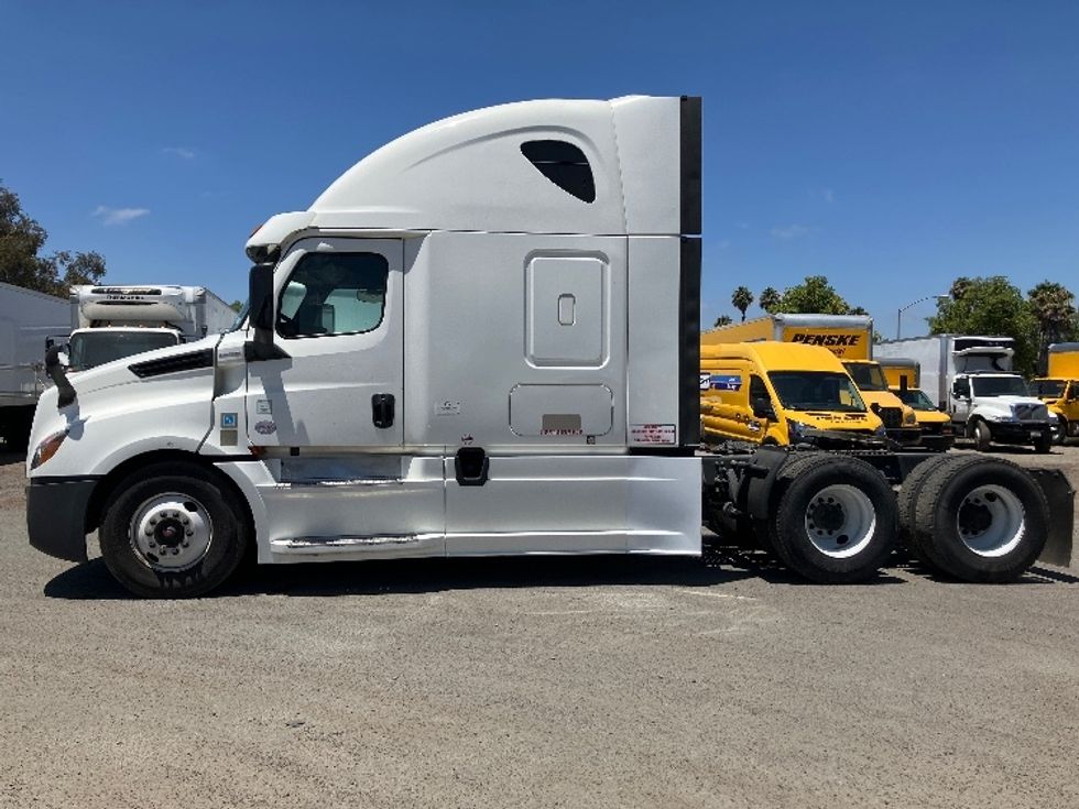 Sleeper Tractor-Heavy Duty Tractors-Freightliner-2020-T12664ST-Fontana-CA-940,000\n\t\tmiles-$ 31,000 - Image 4