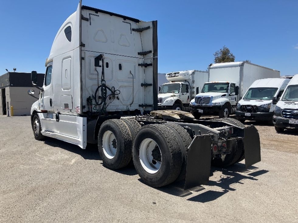 Sleeper Tractor-Heavy Duty Tractors-Freightliner-2020-T12664ST-Fontana-CA-940,000\n\t\tmiles-$ 31,000 - Image 5