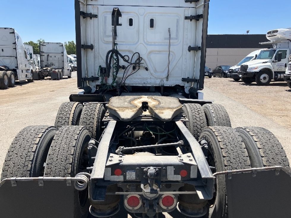 Sleeper Tractor-Heavy Duty Tractors-Freightliner-2020-T12664ST-Fontana-CA-940,000\n\t\tmiles-$ 31,000 - Image 6