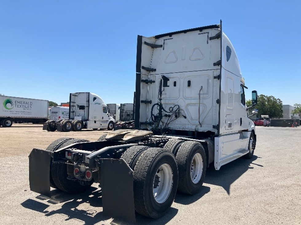 Sleeper Tractor-Heavy Duty Tractors-Freightliner-2020-T12664ST-Fontana-CA-940,000\n\t\tmiles-$ 31,000 - Image 7