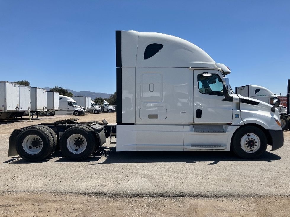 Sleeper Tractor-Heavy Duty Tractors-Freightliner-2020-T12664ST-Fontana-CA-940,000\n\t\tmiles-$ 31,000 - Image 8