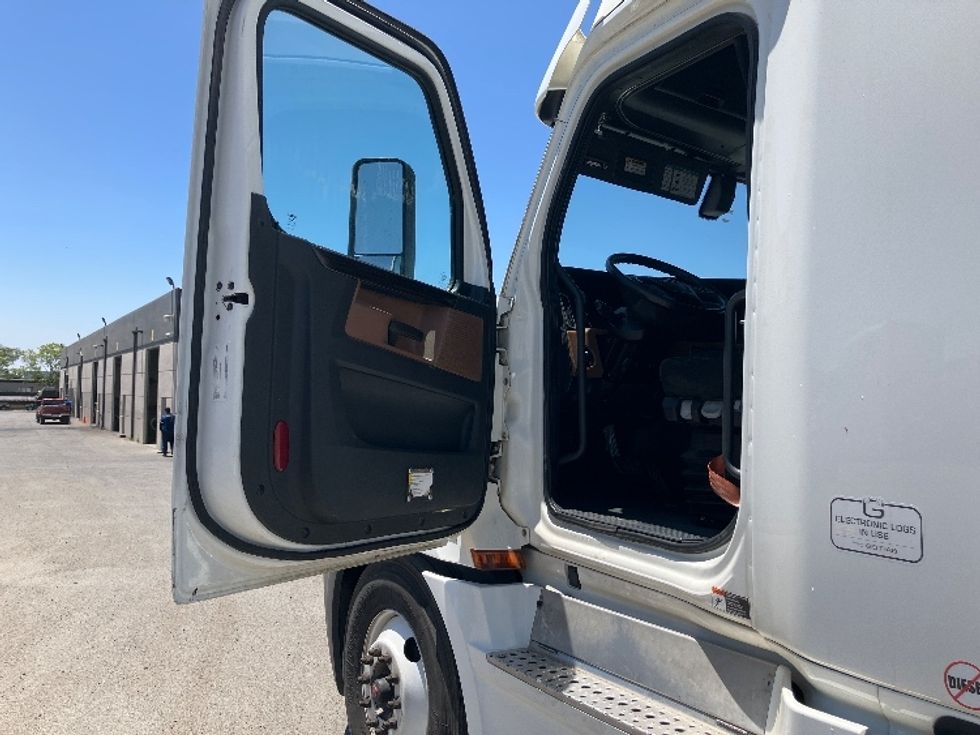 Sleeper Tractor-Heavy Duty Tractors-Freightliner-2020-T12664ST-Fontana-CA-940,000\n\t\tmiles-$ 31,000 - Image 9