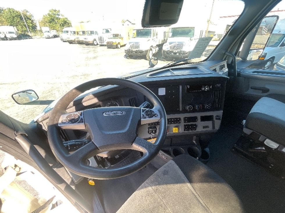 Sleeper Tractor-Heavy Duty Tractors-Freightliner-2020-T12664ST-Forest Park-GA-474,614\n\t\tmiles-$ 64,500 - Image 10