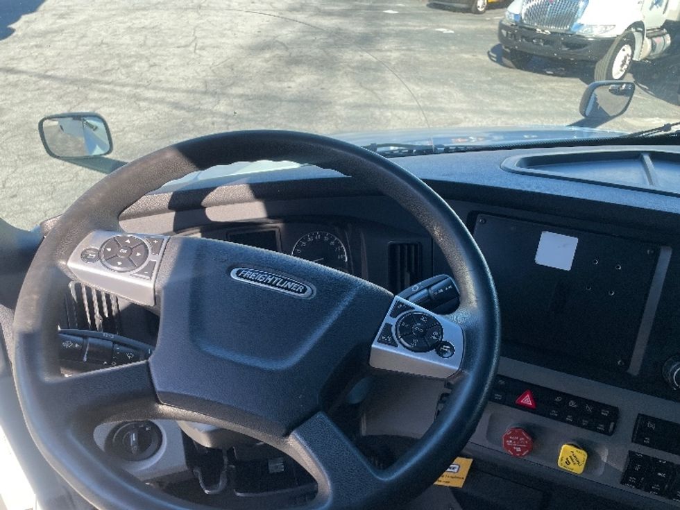 Sleeper Tractor-Heavy Duty Tractors-Freightliner-2020-T12664ST-Forest Park-GA-474,614\n\t\tmiles-$ 64,500 - Image 11