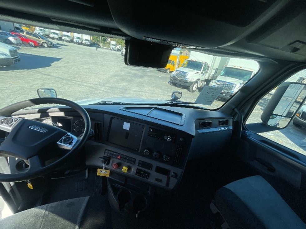 Sleeper Tractor-Heavy Duty Tractors-Freightliner-2020-T12664ST-Forest Park-GA-474,614\n\t\tmiles-$ 64,500 - Image 12