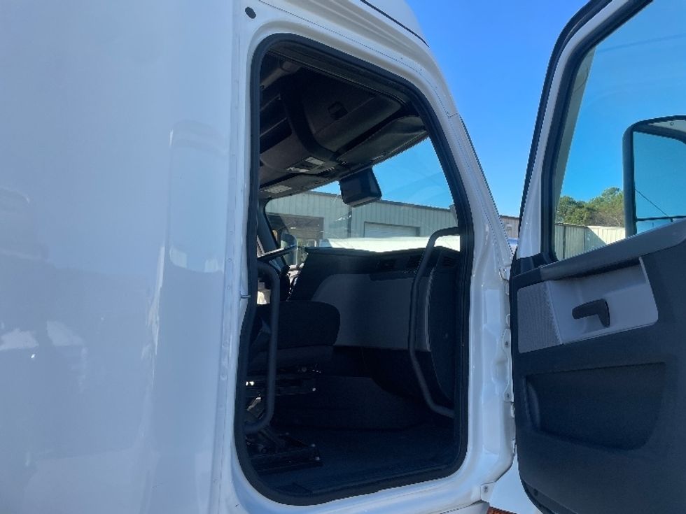 Sleeper Tractor-Heavy Duty Tractors-Freightliner-2020-T12664ST-Forest Park-GA-474,614\n\t\tmiles-$ 64,500 - Image 13
