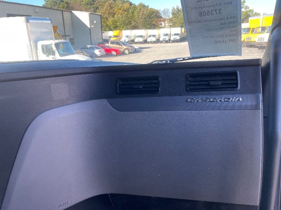 Sleeper Tractor-Heavy Duty Tractors-Freightliner-2020-T12664ST-Forest Park-GA-474,614\n\t\tmiles-$ 64,500 - Image 14