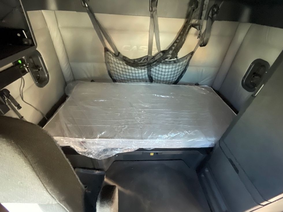 Sleeper Tractor-Heavy Duty Tractors-Freightliner-2020-T12664ST-Forest Park-GA-474,614\n\t\tmiles-$ 64,500 - Image 16