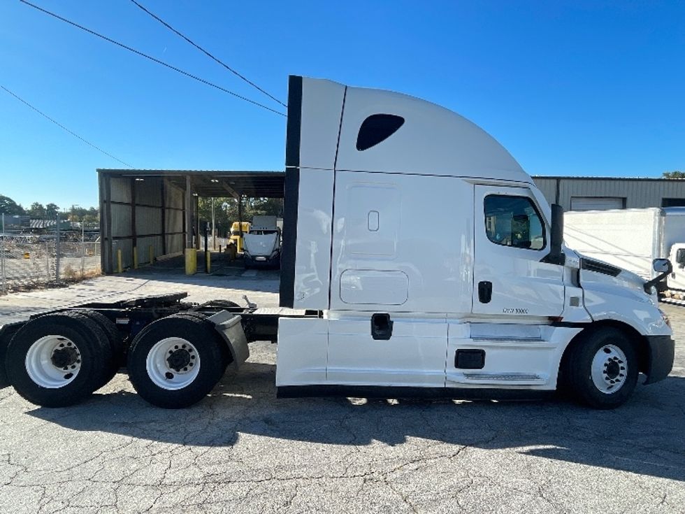 Sleeper Tractor-Heavy Duty Tractors-Freightliner-2020-T12664ST-Forest Park-GA-474,614\n\t\tmiles-$ 64,500 - Image 8
