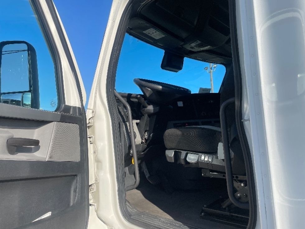 Sleeper Tractor-Heavy Duty Tractors-Freightliner-2020-T12664ST-Forest Park-GA-474,614\n\t\tmiles-$ 64,500 - Image 9