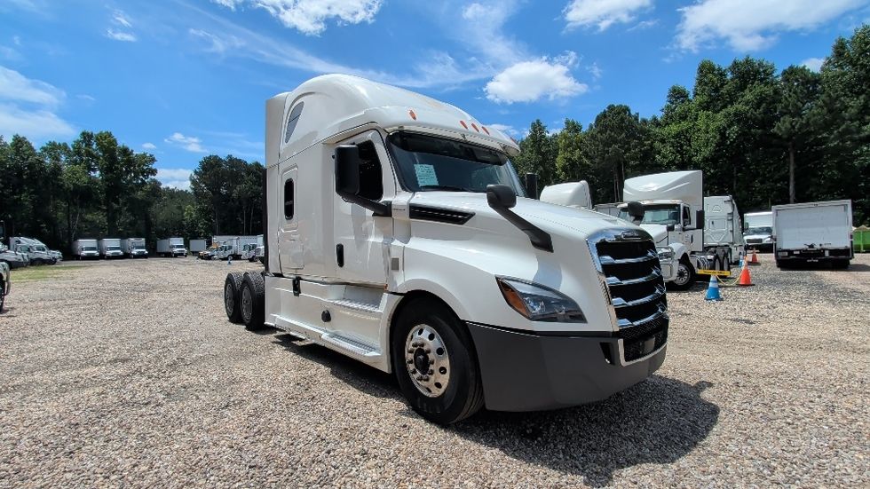 Sleeper Tractor-Heavy Duty Tractors-Freightliner-2020-T12664ST-Forest Park-GA-525,888\n\t\tmiles-$ 67,250 - Image 1