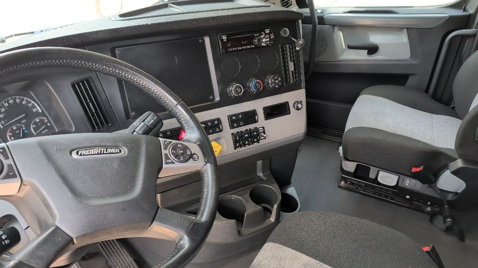 Sleeper Tractor-Heavy Duty Tractors-Freightliner-2020-T12664ST-Forest Park-GA-525,888\n\t\tmiles-$ 67,250 - Image 10