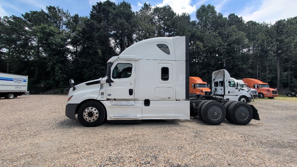 Sleeper Tractor-Heavy Duty Tractors-Freightliner-2020-T12664ST-Forest Park-GA-525,888\n\t\tmiles-$ 67,250 - Image 4