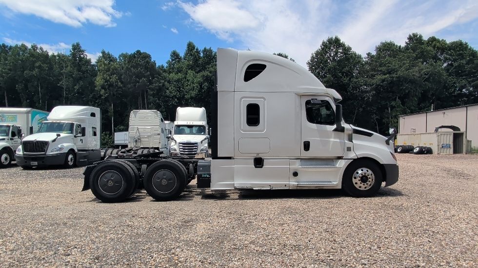 Sleeper Tractor-Heavy Duty Tractors-Freightliner-2020-T12664ST-Forest Park-GA-525,888\n\t\tmiles-$ 67,250 - Image 8