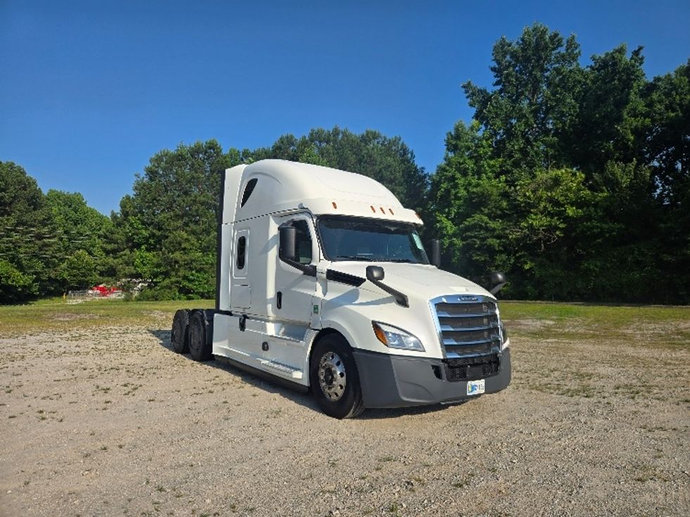 Sleeper Tractor-Heavy Duty Tractors-Freightliner-2020-T12664ST-Forest Park-GA-547,331\n\t\tmiles-$ 65,750 - Image 1