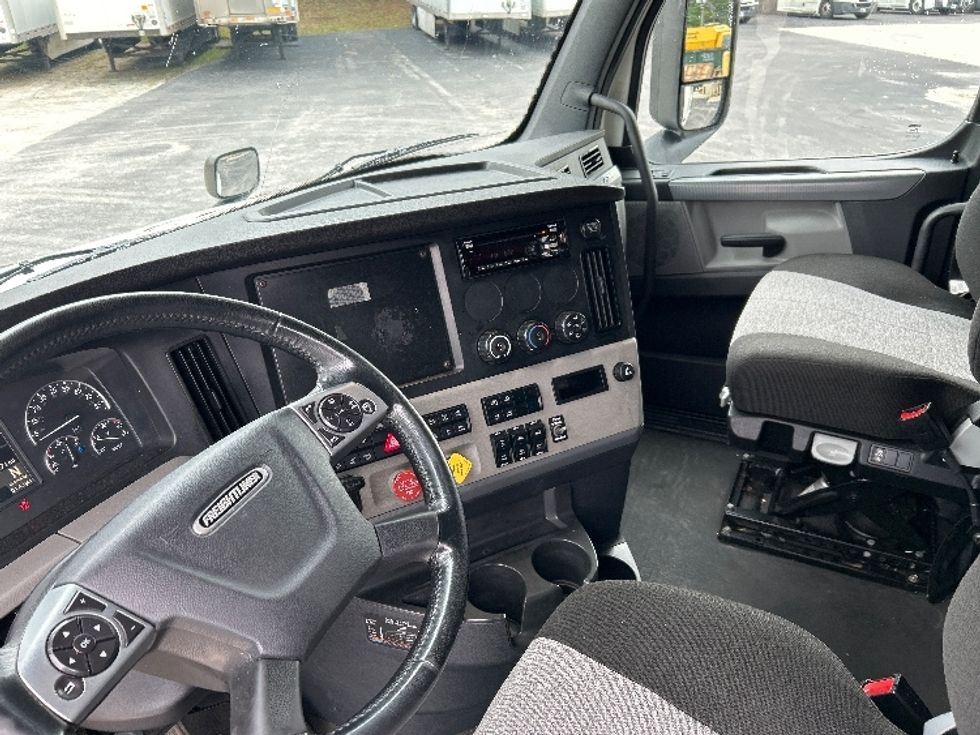 Sleeper Tractor-Heavy Duty Tractors-Freightliner-2020-T12664ST-Forest Park-GA-547,331\n\t\tmiles-$ 65,750 - Image 10