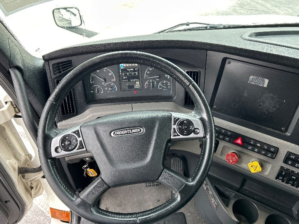 Sleeper Tractor-Heavy Duty Tractors-Freightliner-2020-T12664ST-Forest Park-GA-547,331\n\t\tmiles-$ 65,750 - Image 11