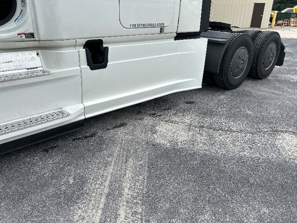 Sleeper Tractor-Heavy Duty Tractors-Freightliner-2020-T12664ST-Forest Park-GA-547,331\n\t\tmiles-$ 65,750 - Image 25