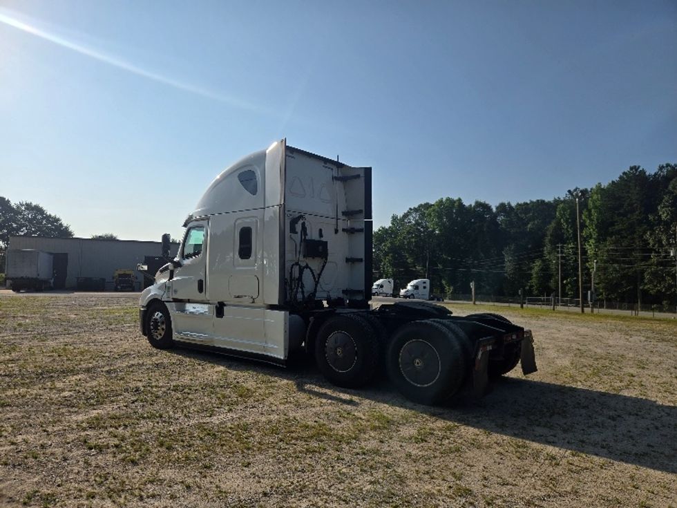 Sleeper Tractor-Heavy Duty Tractors-Freightliner-2020-T12664ST-Forest Park-GA-547,331\n\t\tmiles-$ 65,750 - Image 5