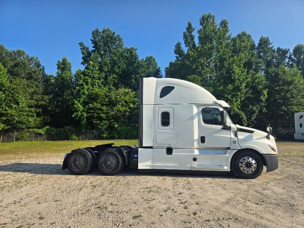 Sleeper Tractor-Heavy Duty Tractors-Freightliner-2020-T12664ST-Forest Park-GA-547,331\n\t\tmiles-$ 65,750 - Image 8