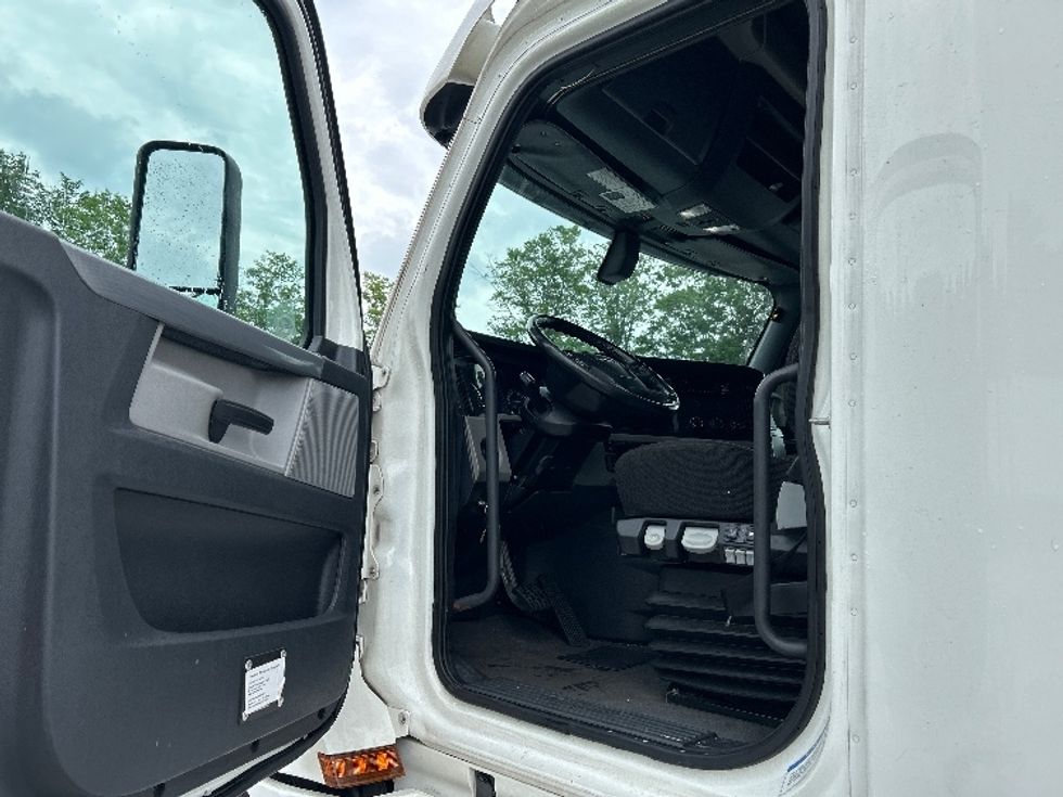 Sleeper Tractor-Heavy Duty Tractors-Freightliner-2020-T12664ST-Forest Park-GA-547,331\n\t\tmiles-$ 65,750 - Image 9