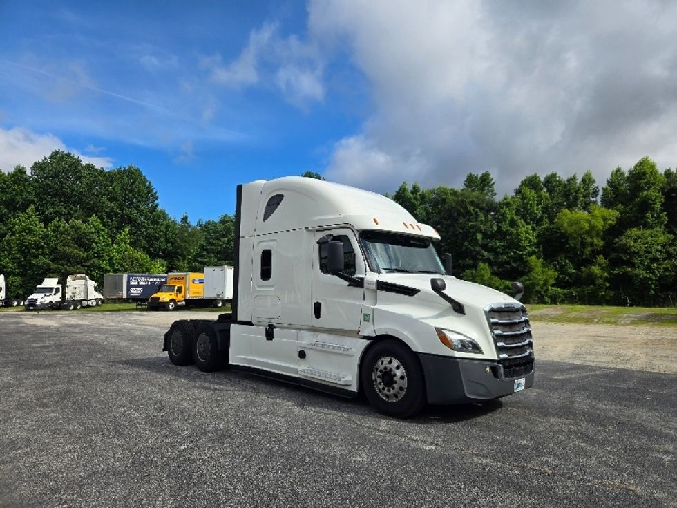 Sleeper Tractor-Heavy Duty Tractors-Freightliner-2020-T12664ST-Forest Park-GA-551,800\n\t\tmiles-$ 61,500 - Image 1