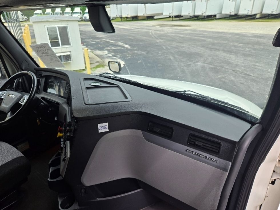 Sleeper Tractor-Heavy Duty Tractors-Freightliner-2020-T12664ST-Forest Park-GA-551,800\n\t\tmiles-$ 61,500 - Image 14
