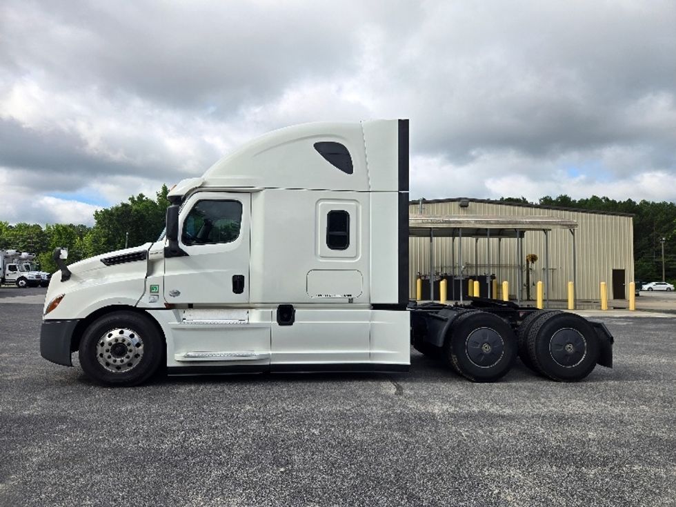 Sleeper Tractor-Heavy Duty Tractors-Freightliner-2020-T12664ST-Forest Park-GA-551,800\n\t\tmiles-$ 61,500 - Image 4