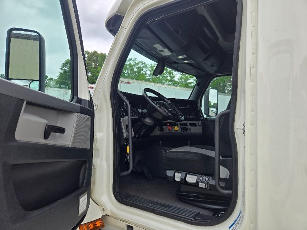 Sleeper Tractor-Heavy Duty Tractors-Freightliner-2020-T12664ST-Forest Park-GA-551,800\n\t\tmiles-$ 61,500 - Image 9