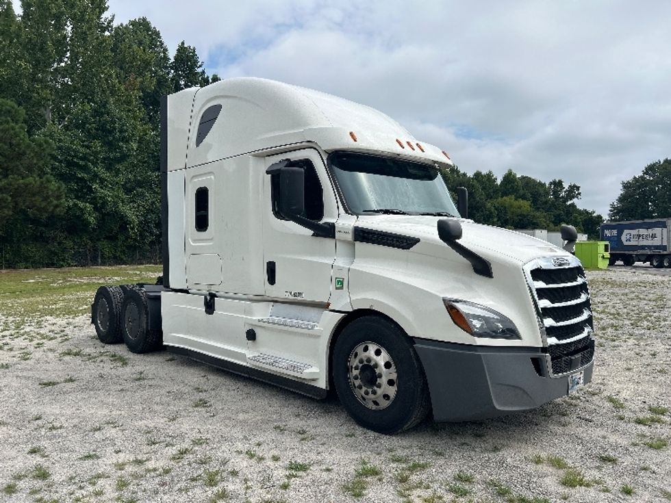 Sleeper Tractor-Heavy Duty Tractors-Freightliner-2020-T12664ST-Forest Park-GA-614,092\n\t\tmiles-$ 60,750 - Image 1