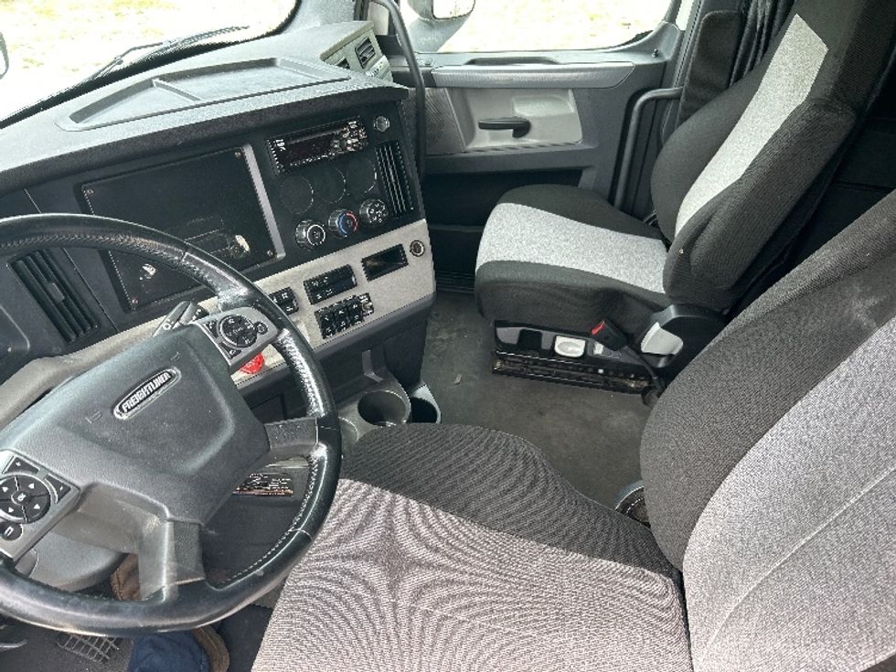 Sleeper Tractor-Heavy Duty Tractors-Freightliner-2020-T12664ST-Forest Park-GA-614,092\n\t\tmiles-$ 60,750 - Image 10
