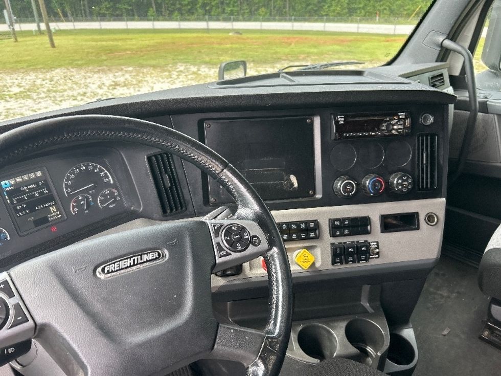 Sleeper Tractor-Heavy Duty Tractors-Freightliner-2020-T12664ST-Forest Park-GA-614,092\n\t\tmiles-$ 60,750 - Image 12