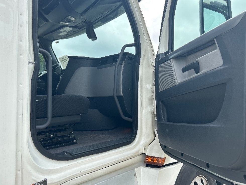 Sleeper Tractor-Heavy Duty Tractors-Freightliner-2020-T12664ST-Forest Park-GA-614,092\n\t\tmiles-$ 60,750 - Image 13