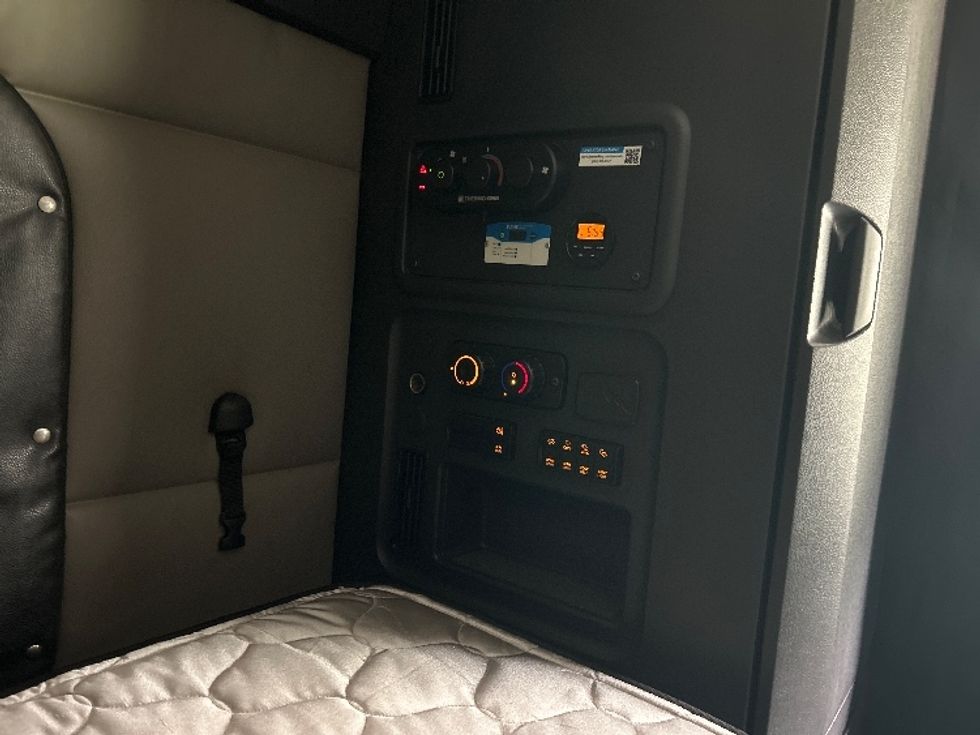 Sleeper Tractor-Heavy Duty Tractors-Freightliner-2020-T12664ST-Forest Park-GA-614,092\n\t\tmiles-$ 60,750 - Image 19