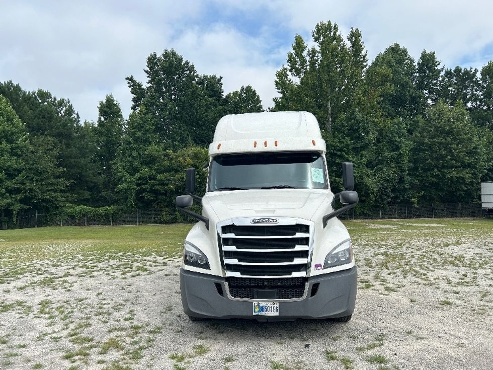 Sleeper Tractor-Heavy Duty Tractors-Freightliner-2020-T12664ST-Forest Park-GA-614,092\n\t\tmiles-$ 60,750 - Image 2