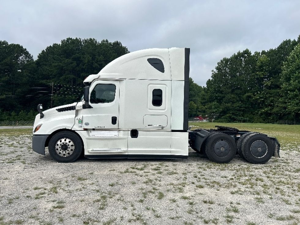 Sleeper Tractor-Heavy Duty Tractors-Freightliner-2020-T12664ST-Forest Park-GA-614,092\n\t\tmiles-$ 60,750 - Image 4