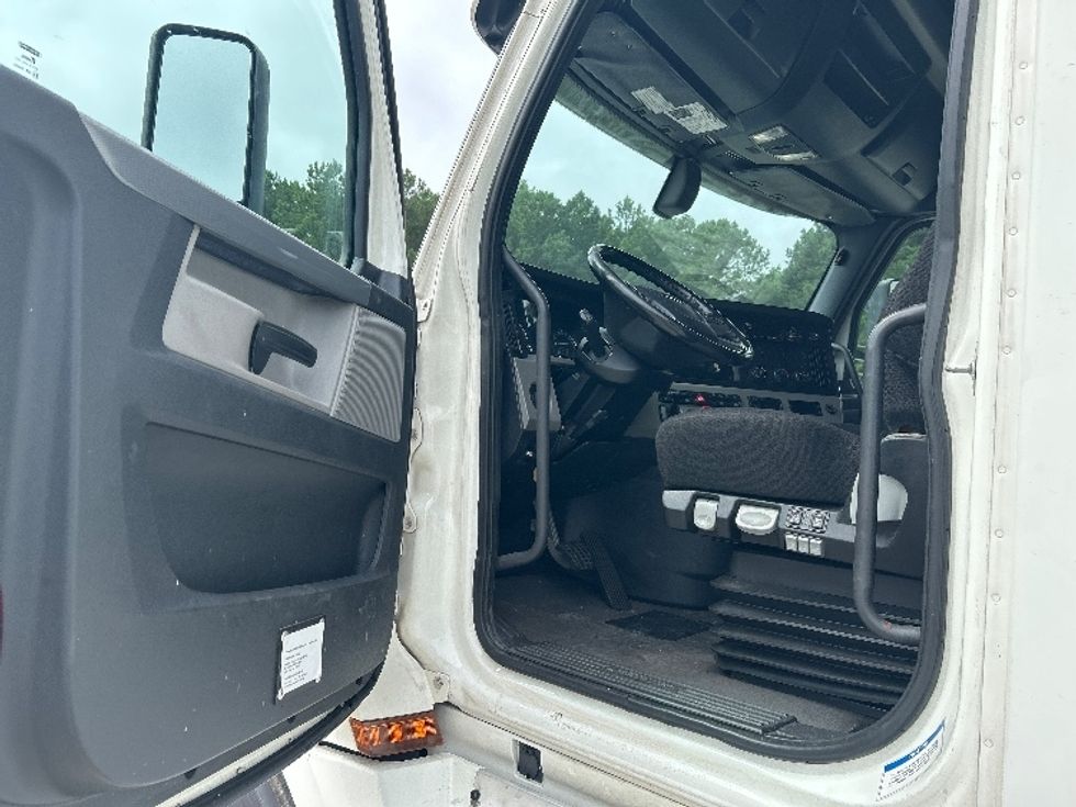 Sleeper Tractor-Heavy Duty Tractors-Freightliner-2020-T12664ST-Forest Park-GA-614,092\n\t\tmiles-$ 60,750 - Image 9